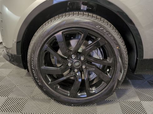 Used 2025 Land Rover Discovery Dynamic SE image 10
