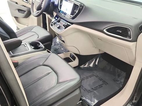 Used 2024 Chrysler Pacifica Touring-L image 36