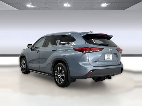 Used 2022 Toyota Highlander XLE FWD image 3