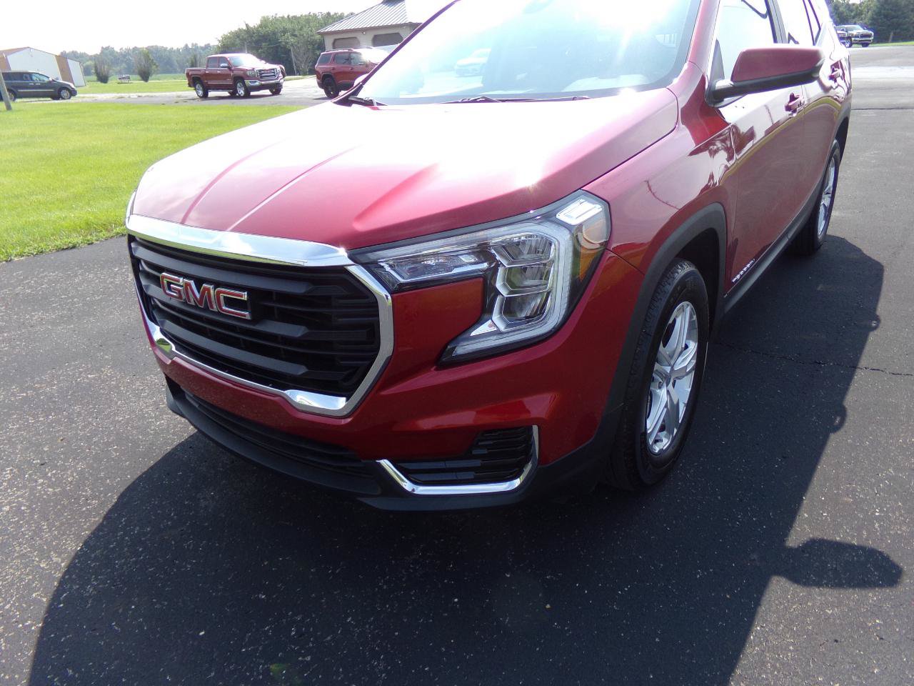Used 2024 GMC Terrain SLE w/ Driver Convenience Package FWD image 4