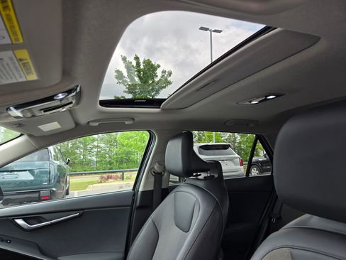 Used 2023 Kia Niro EX Touring FWD image 25