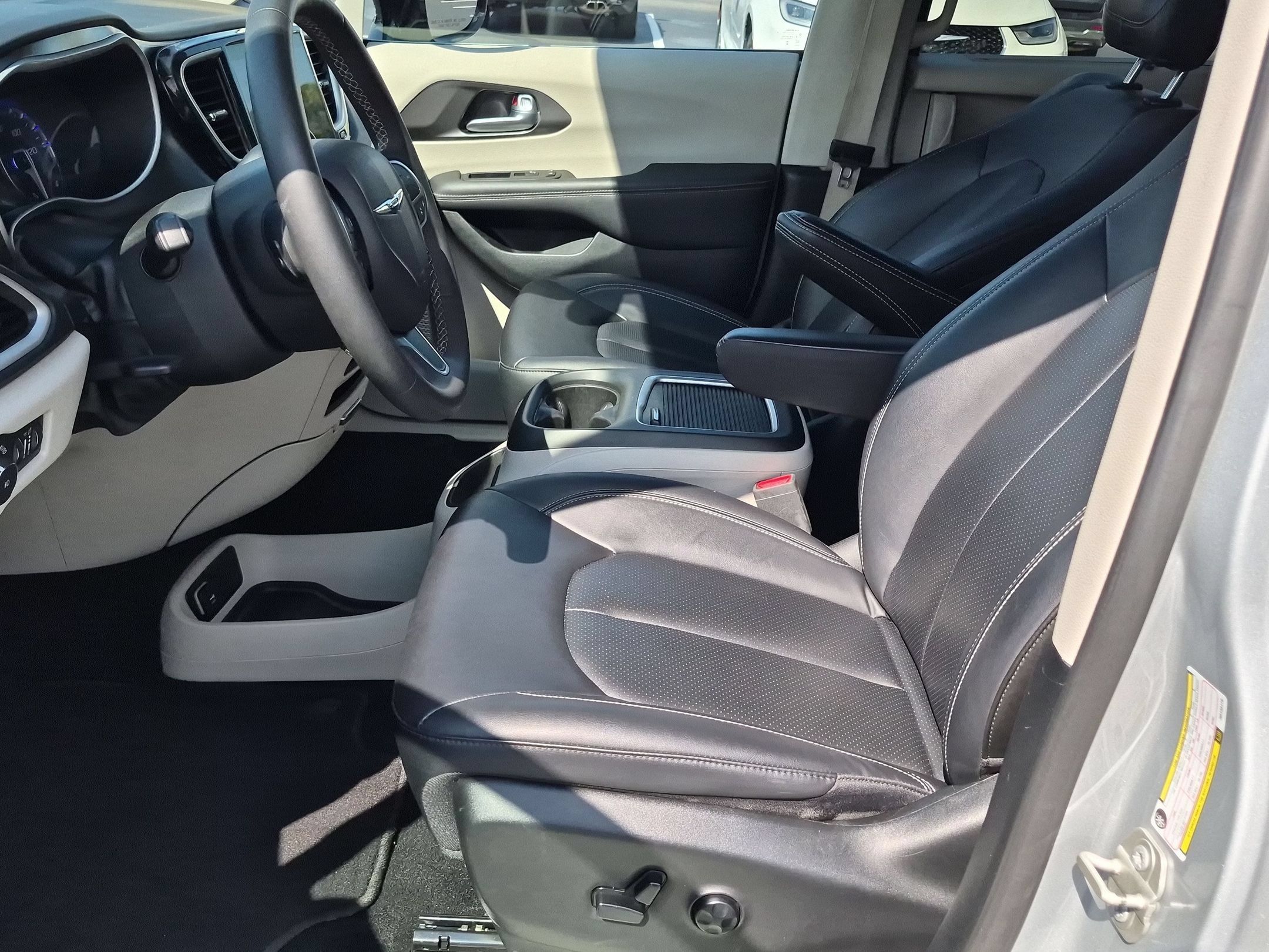 Used 2024 Chrysler Pacifica Touring-L FWD image 14