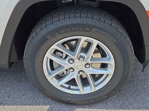 New 2025 Jeep Grand Cherokee Laredo image 7