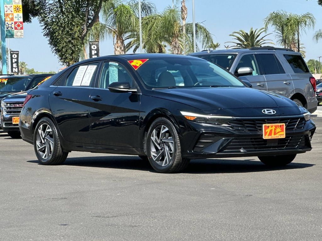 Used 2025 Hyundai Elantra Limited FWD image 7
