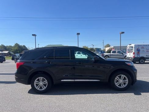 Used 2023 Ford Explorer XLT image 9