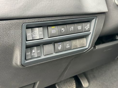 Used 2025 Toyota Tundra Platinum AWD/4WD image 18