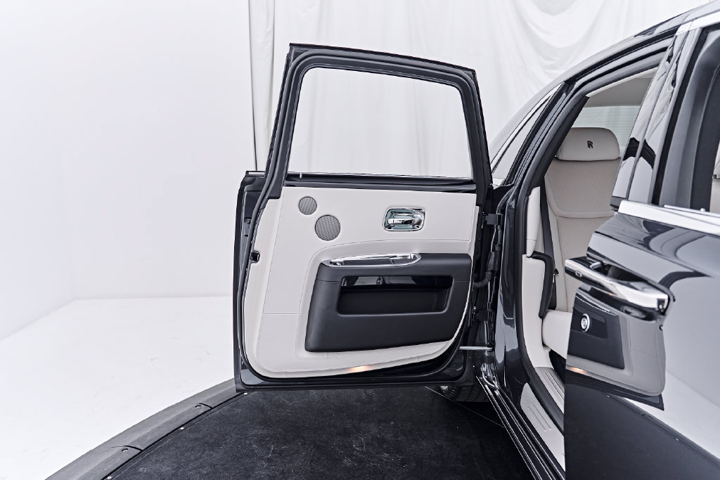Used 2016 Rolls-Royce Ghost RWD image 31