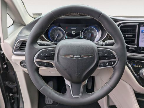 Used 2022 Chrysler Pacifica Limited AWD/4WD image 18