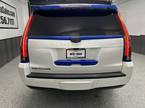 Used 2017 Cadillac Escalade ESV Premium Luxury image 4