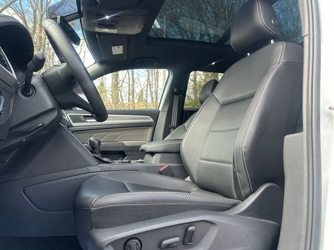 Used 2023 Volkswagen Atlas Cross Sport SE w/ Panoramic Sunroof Package image 3