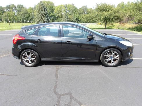 Used 2014 Ford Focus SE FWD image 2