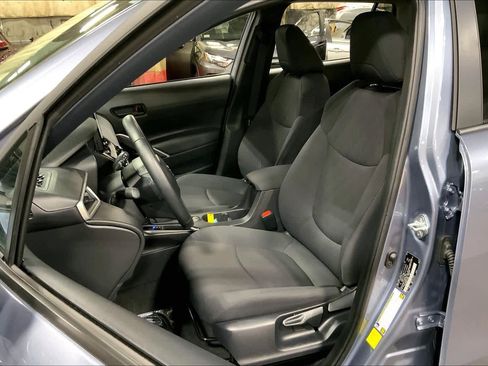 Used 2025 Toyota Corolla Cross LE image 8