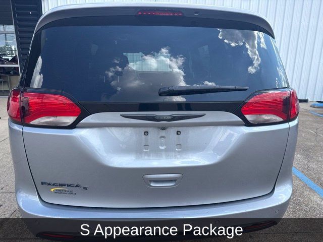 Used 2020 Chrysler Pacifica Touring-L Plus FWD image 9