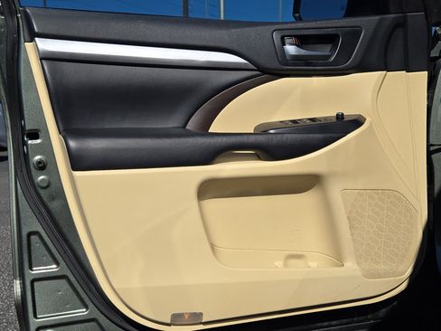 Used 2019 Toyota Highlander XLE image 22