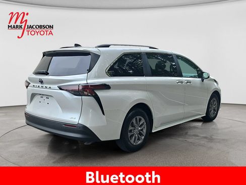 Used 2025 Toyota Sienna XLE FWD image 9