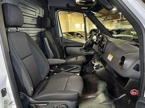 Used 2025 Mercedes-Benz Sprinter 2500 image 12