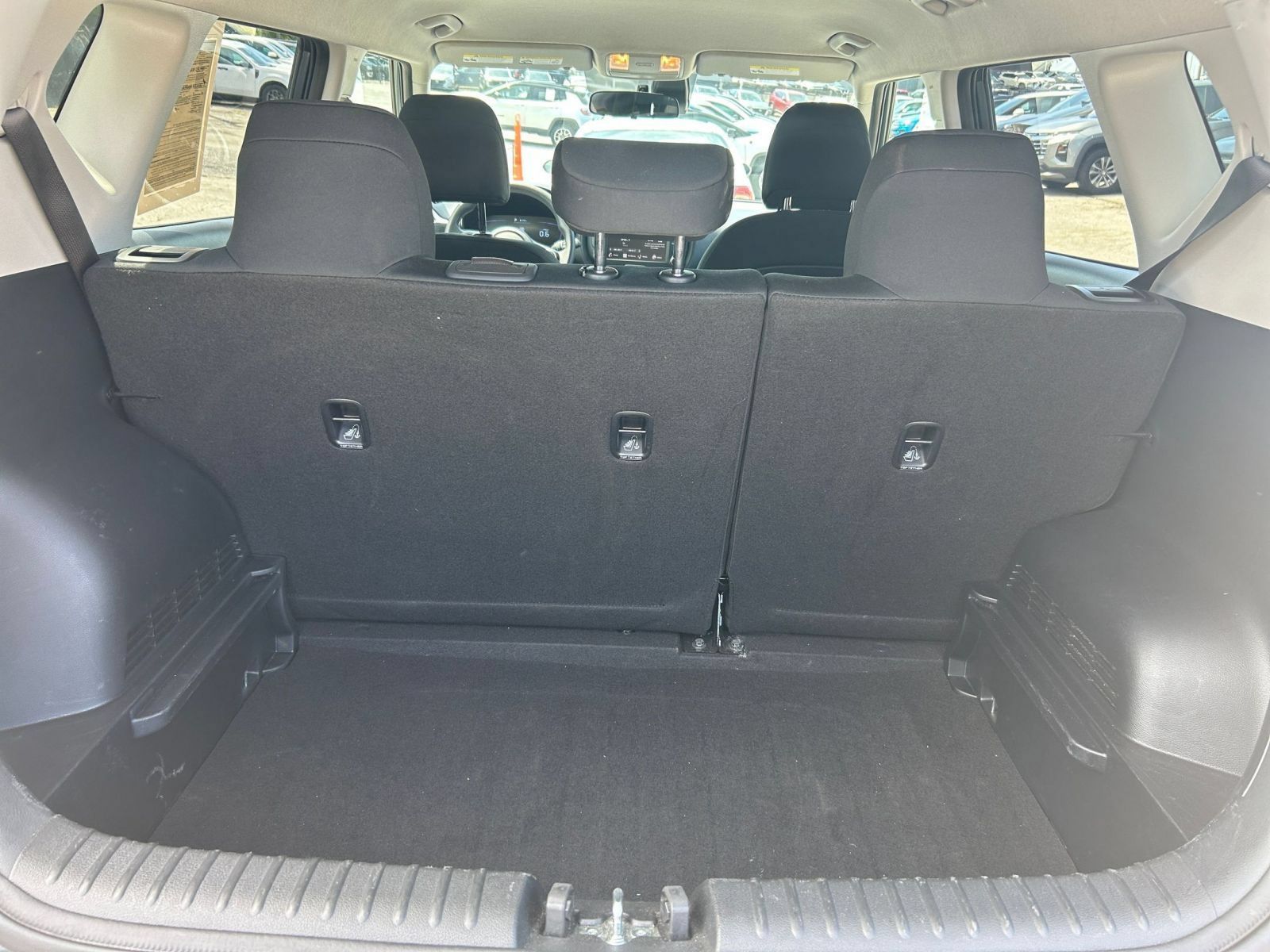 Used 2025 Kia Soul LX w/ LX Technology Package FWD image 25