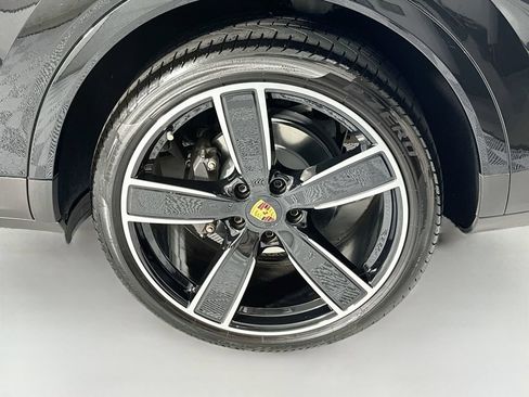 Certified 2023 Porsche Cayenne AWD/4WD image 33