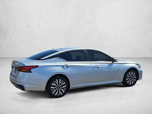 Used 2024 Nissan Altima 2.5 SV FWD image 5
