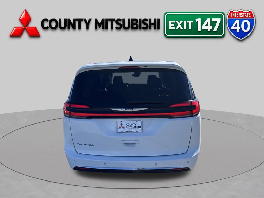 Used 2024 Chrysler Pacifica Touring-L FWD image 5