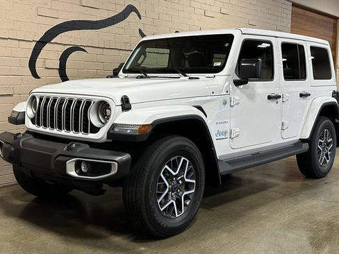Used 2024 Jeep Wrangler Unlimited Sahara w/ Technology Group AWD/4WD image 11