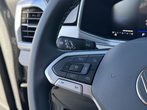 Certified 2025 Volkswagen Taos SE image 21