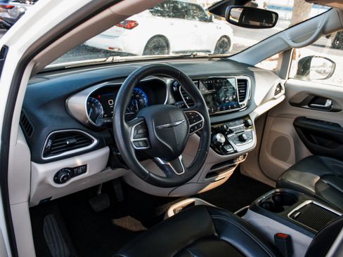 Used 2023 Chrysler Pacifica Touring-L FWD image 8