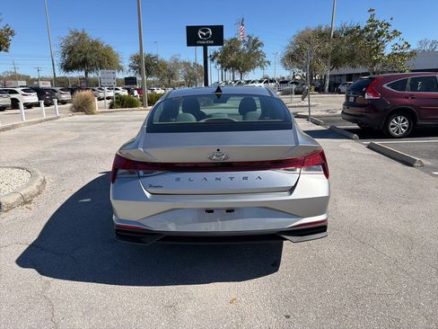 Used 2021 Hyundai Elantra SEL w/ Convenience Package image 9