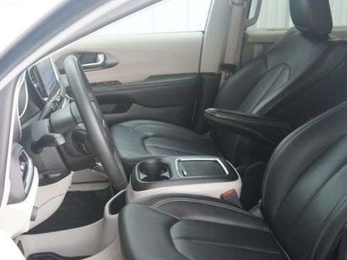 Used 2024 Chrysler Pacifica Touring-L FWD image 12