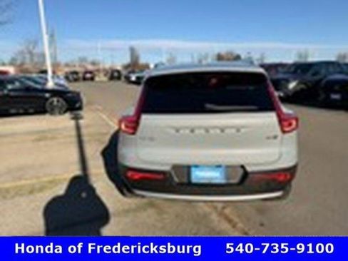 Used 2024 Volvo XC40 B5 Core w/ Protection Package image 4