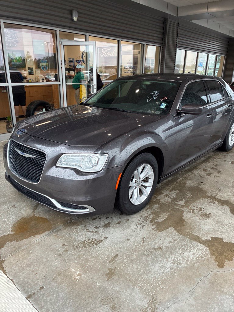 Used 2015 Chrysler 300 Limited RWD image 1