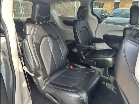 Used 2024 Chrysler Pacifica Touring-L image 16