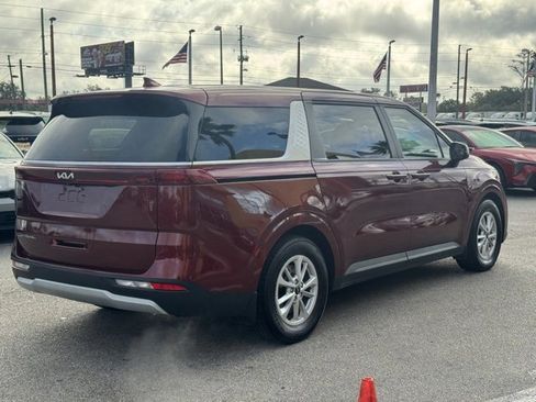 Used 2022 Kia Carnival LX image 5