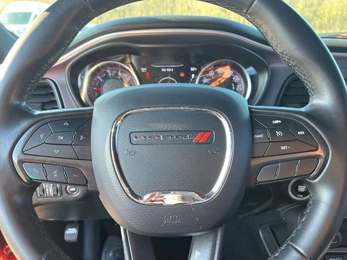 Used 2019 Dodge Challenger SXT image 14