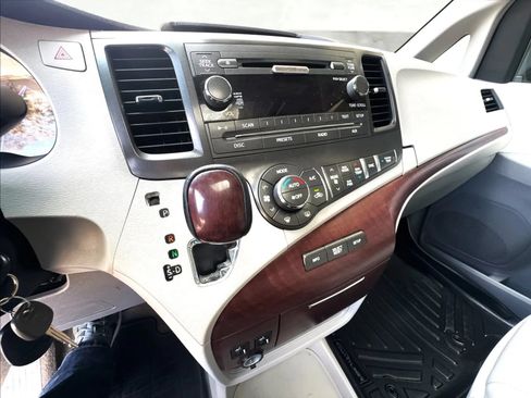 Used 2014 Toyota Sienna XLE FWD image 24