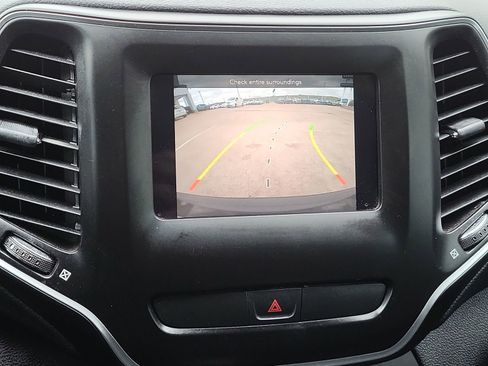 Used 2019 Jeep Cherokee Latitude Plus w/ Comfort/Convenience Group FWD image 14