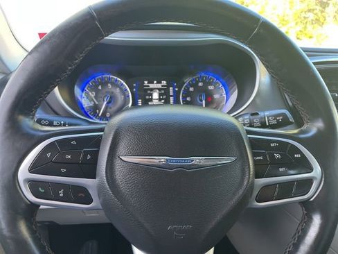 Used 2020 Chrysler Pacifica Touring-L image 17