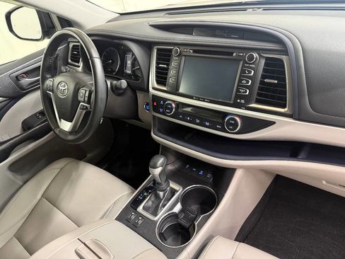 Used 2019 Toyota Highlander XLE AWD/4WD image 41