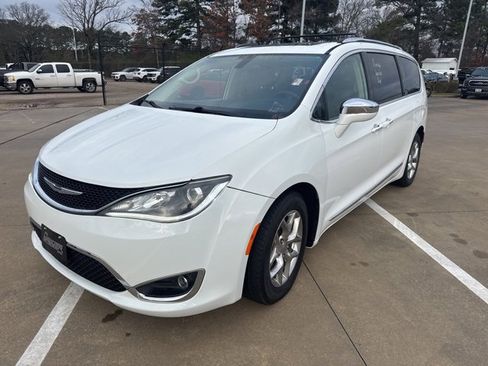 Used 2018 Chrysler Pacifica Limited image 3