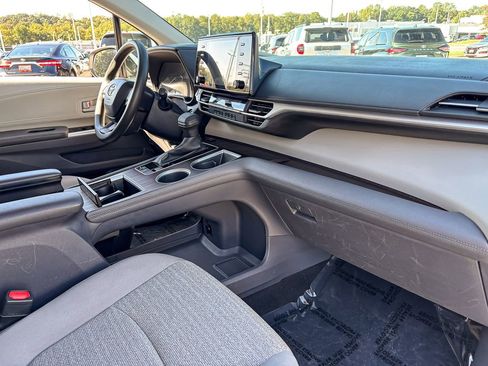 Used 2023 Toyota Sienna LE image 35