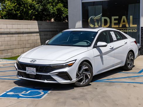 Used 2025 Hyundai Elantra SEL FWD image 4