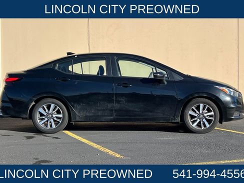 Used 2021 Nissan Versa SV image 3