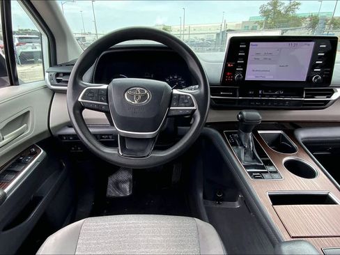 Used 2021 Toyota Sienna LE image 5
