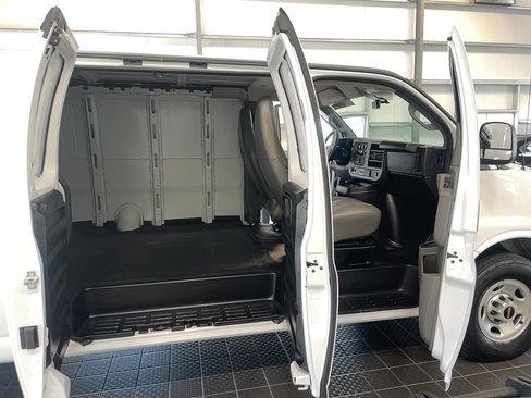Used 2025 GMC Savana 3500 Extended RWD image 10