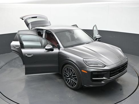 New 2025 Porsche Cayenne Turbo AWD/4WD image 33