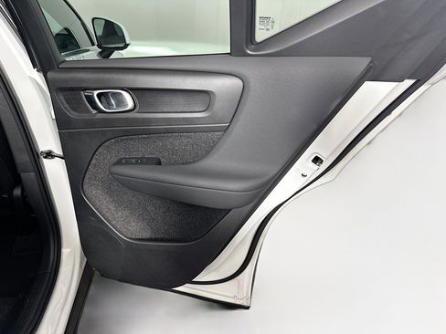 Used 2025 Volvo XC40 B5 Core image 31