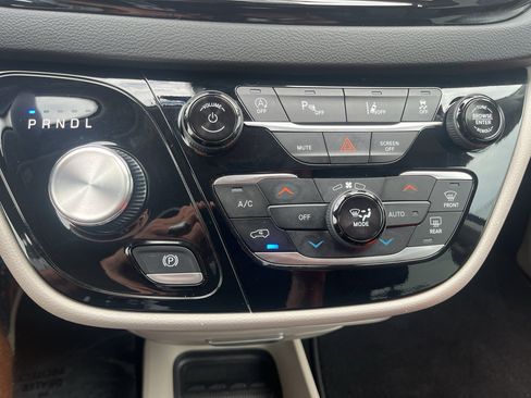 Used 2024 Chrysler Pacifica Touring-L FWD image 22