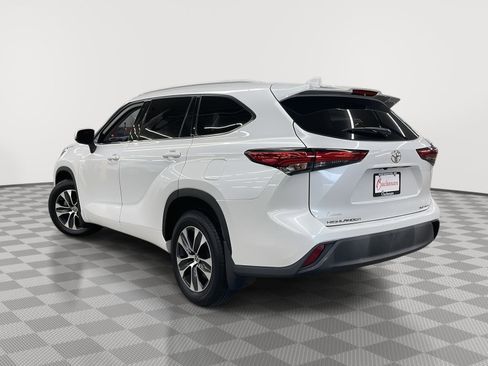 Used 2022 Toyota Highlander XLE image 4