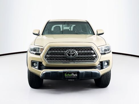 Used 2016 Toyota Tacoma TRD Off-Road image 2
