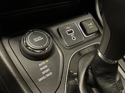 Used 2021 Jeep Cherokee Limited AWD/4WD image 34
